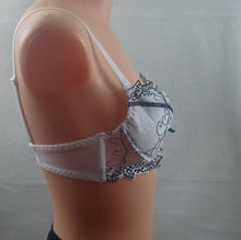Lade das Bild in den Galerie-Viewer, Passion Push-Up-BH mit Stickerei, weiß/schwarz Größe: 75 Cups A, B (C132)